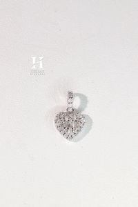 Fournisseur de bijoux fins sur mesure - Pendentif en or blanc 14 carats en forme de cœur avec diamants baguette pour la vente en gros - Product Image 2