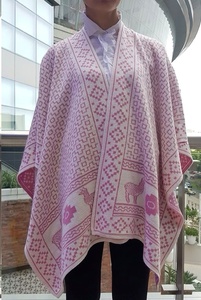 Châle tricoté réversible en mélange de laine d'alpaga à motifs géométriques pour toutes les saisons - Product Image 2