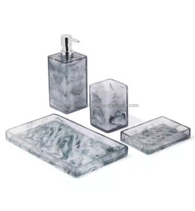 Ensemble de salle de bain en résine écologique fabriqué à la main, design artisanal unique comprenant un distributeur de savon élégant, porte-brosse à dents pour la maison - Product Image 3