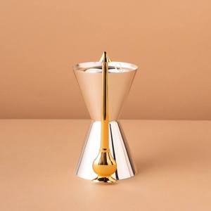Brûle-encens en argent et or poli avec une poignée élégante, un objet décoratif sophistiqué pour la maison, conçu pour la diffusion de parfums - Product Image 3