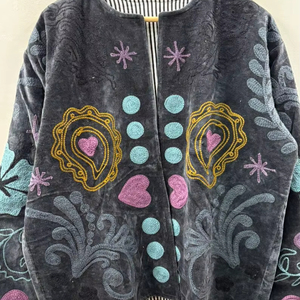 Veste noire Suzani avec broderie en forme de cœur, manteau en velours, veste bohème tendance, veste Suzani tendance, look Thanksgiving, tenue de mariage, cadeau pour elle - Product Image 4