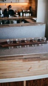 Tabla de degustación de cerveza personalizada, bandeja de madera de diseño tradicional con soportes para vasos para cervecerías y pubs - Product Image 4
