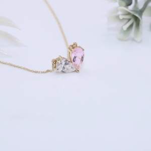 Collier pendentif Toi et Moi élégant en or jaune, avec deux diamants de laboratoire roses et blancs taille poire, bijou raffiné, cadeau pour femme - Product Image 1