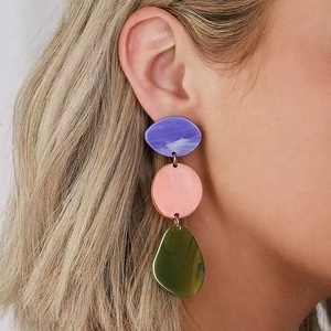 Pendientes de Resina con Diseño de Hada del Amor, Hechos a Mano, con Acabado Brillante, Modernos, Personalizables en Color y Forma, para Fiestas y Navidad - Product Image 1