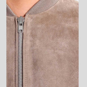 เสื้อแจ็คเก็ตบอมเบอร์หนังกลับสีแทนสำหรับผู้ชาย คอปกเบสบอลแบบมินิมอล หนังแพะแท้ ทรงเข้ารูป นุ่มสบาย สไตล์ลำลอง สีกากี - Product Image 2