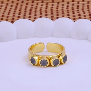 Anillo de Calcedonia Gris con Piedras Multicolores, Chapado en Oro, Hecho a Mano, Ajustable, con Bisel, Anillo de Piedras Preciosas - Product Image 3