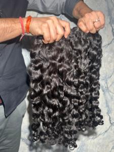 Paquets de cheveux bouclés naturels indiens bruts Texture de boucles douces Cheveux de temple non traités Extensions de cheveux humains à double tirage avec volume - Product Image 3