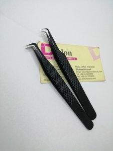 Pince à épiler professionnelle pour extensions de cils, marque privée, en acier inoxydable, à 90 degrés et à pointe en fibre pour volume russe - Product Image 1