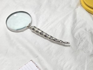 แว่นขยายแบบมีด้ามจับลายตอกสีเงินสุดหรู สไตล์วินเทจ สำหรับตกแต่งโต๊ะทำงาน อ่านหนังสือ ของตกแต่งสำนักงาน หรือเป็นของขวัญ - Product Image 1
