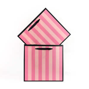 Bolsas de Regalo de Papel Kraft Reciclado de Lujo Personalizadas con Asas de Cinta, Recubiertas para Prendas, Embalaje Minorista, Laminación, Impresión y Manipulación - Product Image 3