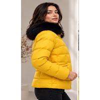 Veste matelassée jaune pour femme avec col en fausse fourrure noire, veste d'hiver matelassée, fabricant en gros OEM ODM