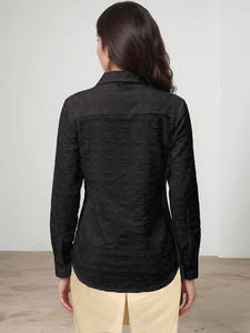 Robe midi décontractée noire texturée opaque à motif floral, style professionnel estival, col rabattu, patte de boutonnage, manches longues, ourlet incurvé - Product Image 2