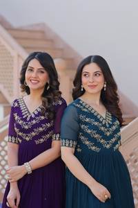 ชุดเดรสงานแต่งงานอินเดียแบบปักลายดอกไม้ประดับเลื่อมและลูกปัดหลายเส้น งานปักประณีต ราคาประหยัด สินค้าขายดี - Product Image 6