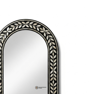 Miroir en forme d'arche avec incrustation de motifs de feuilles noirs et blancs – Décoration murale de luxe faite à la main - Product Image 3