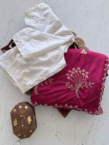 Nuevo lanzamiento de Año Nuevo: Saree de textura crujiente con diseño de detalles hechos a mano, borde festoneado y blusa de diseñador con bordado en contraste. - Product Image 5