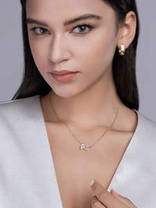 Collier moderne à deux pierres en diamant – Pendentif de créateur en or jaune avec diamants taille marquise et taille émeraude |   Bijoux fins de luxe minimalistes - Product Image 2