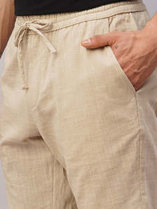 Shorts d'été pour homme en satin de coton beige, coupe classique - Product Image 2