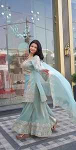 Conjunto de Fiesta y Boda de Diseño Exclusivo en Georgette Sintético con Bordado de Lentejuelas y Costuras Decorativas, Top y Pantalón con Dupatta con Borde de Encaje - Product Image 2