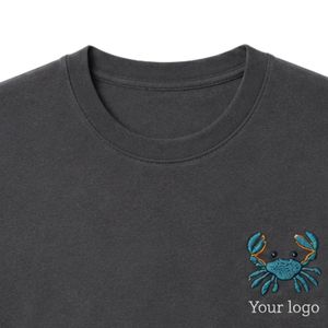 เสื้อยืดโอเวอร์ไซส์สีเทาเข้มสำหรับผู้ชาย แขนสั้น ผ้าฝ้าย คอกลม ปักโลโก้เล็กน้อย สไตล์ลำลอง สตรีทแวร์ ทรงหลวม แฟชั่นทันสมัย - Product Image 4