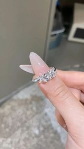 Bague de fiançailles APRICOT JEWELS avec diamant de laboratoire taillé, diamants d'appoint latéraux, or blanc 14 carats, classique, certifiée IGI, bague de luxe - Product Image 5