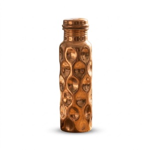 Bouteille d'eau artisanale 100% cuivre pur avec design martelé diamanté 1000ml, récipient ayurvédique en cuivre anti-fuite pour le yoga - Product Image 1
