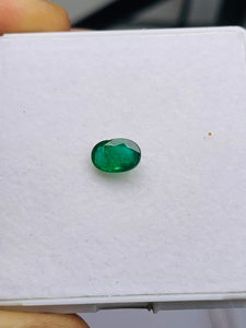 Esmeralda Natural de Zambia, Corte Ovalado, 1.46 Quilates, Grado AAA, Certificada por IGI, con un Brillo Excelente y un Bonito Color Verde para la Elaboración de Joyas - Product Image 1