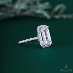 Bague de fiançailles de luxe en or blanc 18 carats avec diamant de laboratoire taille émeraude 6,06 carats, halo caché et pavé, bijoux personnalisés directement de l'usine - Product Image 3