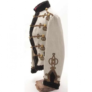 Chaqueta blanca de la Guardia Imperial Rusa con ribete de piel negra y trenzado dorado. - Product Image 3