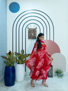 Ensemble Kurta Traditionnel à Imprimé Numérique, Élégant avec Col Brodé à Motifs Floraux, Ensemble Brodé au Charme Floral Classique - Product Image 2