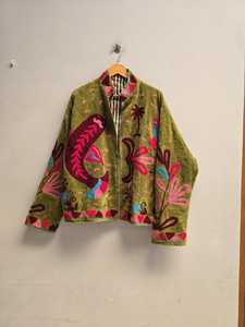 เสื้อแจ็คเก็ตโบโฮผ้ากำมะหยี่สีเขียวมะกอกทำมือ Perfect Lover สำหรับผู้หญิง ตกแต่งลายดอกไม้ปักแบบ Suzani  บุด้วยผ้าฝ้าย เหมาะสำหรับงานเทศกาล - Product Image 3