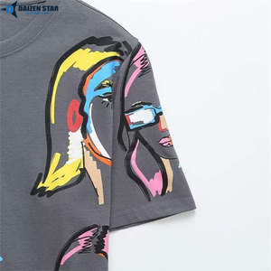 Camiseta de Manga Corta Gris para Hombre con Estampado de Caras Abstractas Coloridas, Cuello Redondo, Corte Regular Informal, 100% Algodón Jersey - Product Image 6