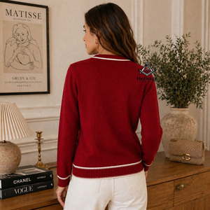 Regalia Masónica Herencia Delta Sigma Soror, Cárdigan Acrílico para Mujer con Bordado Rojo y Blanco |   Sororidad Delta Sigma Bordada - Product Image 4