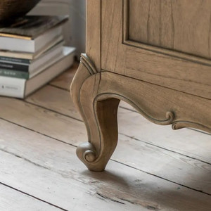Armoire à 2 portes Gallery Direct Chic Weathered avec un dessus cintré et des détails sculptés de style français pour une utilisation en chambre à coucher. - Product Image 5