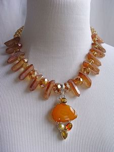 Collier Beauté Épanouieuse, Breloque Botanique Élégante, Collier Souvenir en Résine Artisanale, Pendentif en Résine Arc-en-ciel, Collier Paradis des Pétales H - Product Image 1