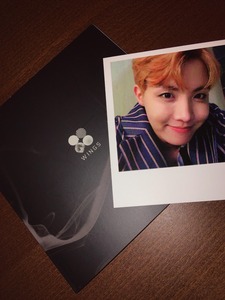 BTS Wings Vol. 2 CD de Música Pop con Photobook y Tarjeta Sorpresa (Idioma Coreano) - Product Image 2