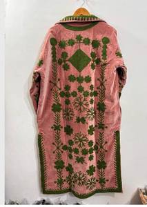 Abrigo Largo de Terciopelo Rosa Empolvado Estilo Bohemio Retro, Chaqueta de Invierno con Bordado Suzani de Hilo Verde Hecho a Mano, Frente Abierto - Product Image 3