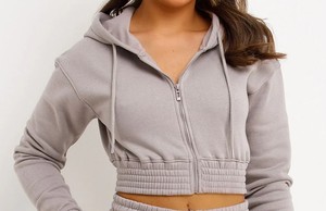 Ensemble deux pièces gris pour femme : crop top à capuche et short, décontracté, en coton tricoté, sportswear, printemps-été, couleur unie, manches longues, coupe classique - Product Image 3