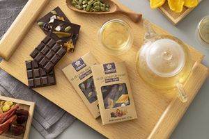 Barra de chocolate negro artesanal con nueces y frutas secas en cajas personalizadas para ideas de regalos o recuerdos. - Product Image 4
