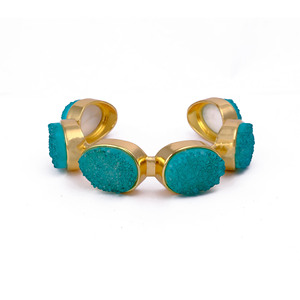 Brazalete Ajustable Chapado en Oro con Druzy de Azúcar Verde, Brazalete Ancho y Grueso con Gema Verde, Regalo para Mujer - Product Image 2