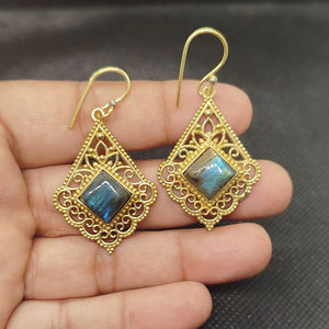 Boucles d'oreilles pendantes bohèmes plaquées or 18 carats avec labradorite bleue, nouveau design, bijoux fantaisie en laiton pour femmes - Prix de gros - Product Image 1
