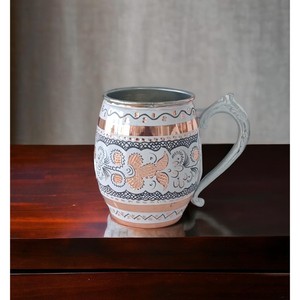 Taza de cobre de diseño para cocinas modernas. Taza de cobre personalizable con opciones de grabado de logotipo para branding. - Product Image 3