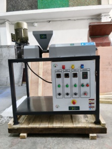 เครื่องอัดรีด V3 รุ่นยอดนิยม พร้อมระบบทำความร้อนประหยัดพลังงาน สำหรับการรีไซเคิลพลาสติกและการผลิตเม็ดพลาสติก มีจำหน่าย - Product Image 6