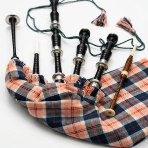 Gaita de celtas escocesa Bannockbane Navy Tartan Great Highland, de madera de palisandro color melocotón, con monturas plateadas, tamaño completo, juego completo. - Product Image 3