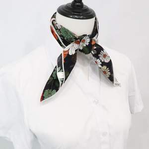 Pañuelo de Seda Cuadrado Satinado con Diseño Personalizado, Bajo MOQ, para Mujer, Estilo Urbano, Secado Rápido, Transpirable, Multifuncional - Product Image 1