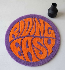 Tapis de salon moderne fait main avec tuftage à la main, motif typographique violet et orange, pour une ambiance de confort et de style - Product Image 1