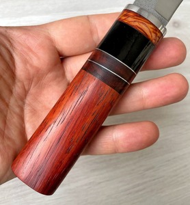 มีดปูคโคทำมือ – มีดเหล็ก N690 สำหรับกิจกรรมกลางแจ้ง ด้ามจับทำจากไม้ปาดุกและเขาสัตว์ พร้อมปลอกหนัง มีดสำหรับล่าสัตว์ - Product Image 3