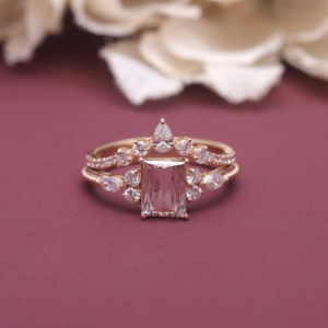 Bague de fiançailles en diamant de laboratoire certifié IGI, taille radiant, en argent sterling 925 massif |   Bague de mariée vintage à halo de pierres - Product Image 1