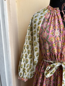 เดรสยาวแม็กซี่ไซส์ใหญ่สำหรับผู้หญิงขายดีปี 2026 ผ้าฝ้ายพิมพ์ลายบล็อก คอวี แขนยาว ลายดอกไม้ - Product Image 3