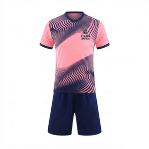 เสื้อฟุตบอลซับลิเมชั่นสีชมพูกรมท่า ลายคลื่นแสง แห้งเร็ว สำหรับผู้ชายและผู้หญิง ชุดทีมฟุตบอล รับผลิตแบบ OEM - Product Image 1