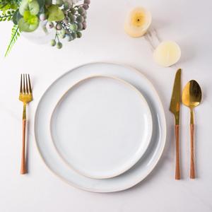 Ensemble d'assiettes en céramique blanches comme neige, finition mate douce, style minimaliste élégant, résistantes aux éclats, empilables, idéales pour les repas - Product Image 4